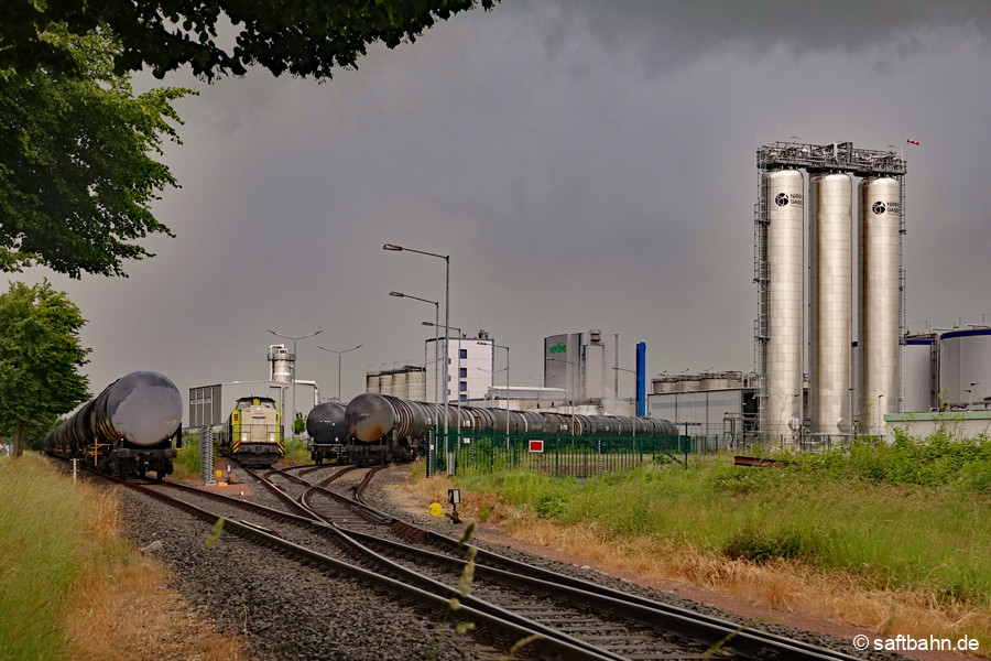 Unmittelbar vor einem starken Regenguß, kam Lok V142 in Zörbig an. Sie brachte leere Kesselwagen (links) und bespannte dann den Leergetreideganzzug nach Bitterfeld.