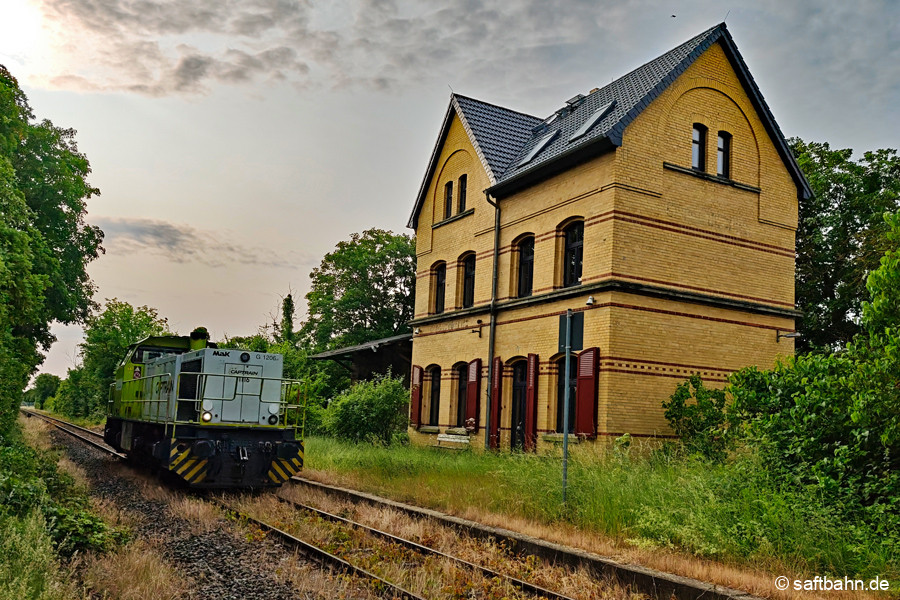 Am 09.06.2025 durchfuhr Lok V1116 der Regiobahn Bitterfeld die Ortschaft Großzöberitz.