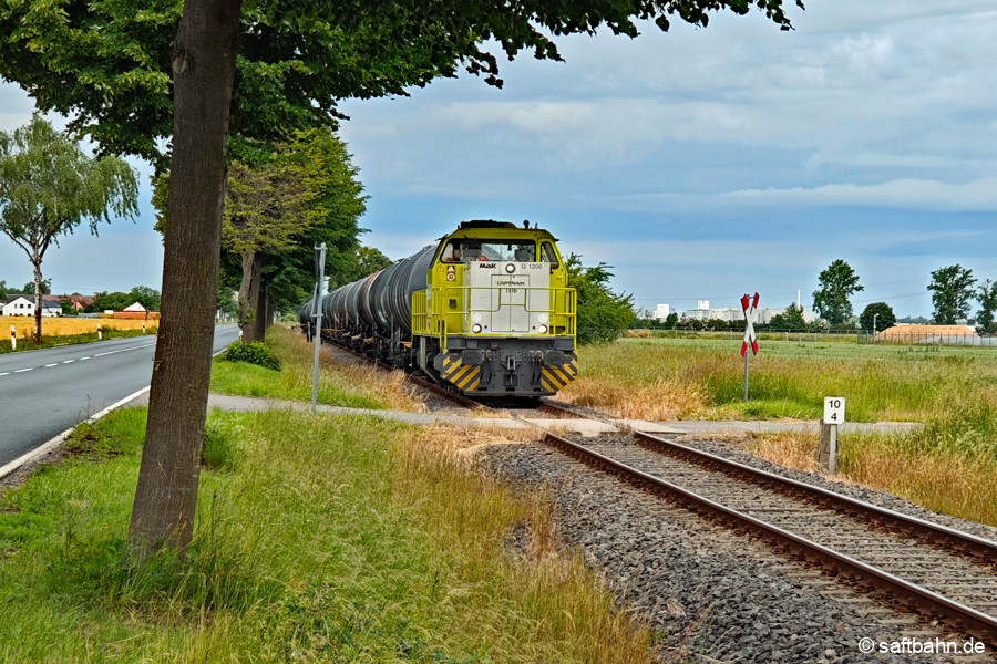 Kesselvollzug aus Zörbig mit V1116 zwischen Großzöberitz und Heideloh. 