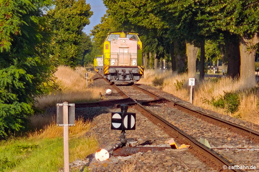 Im Abstand, rollen beide Loks nach der Wagenabstellung in Zörbig zurück nach Bitterfeld.