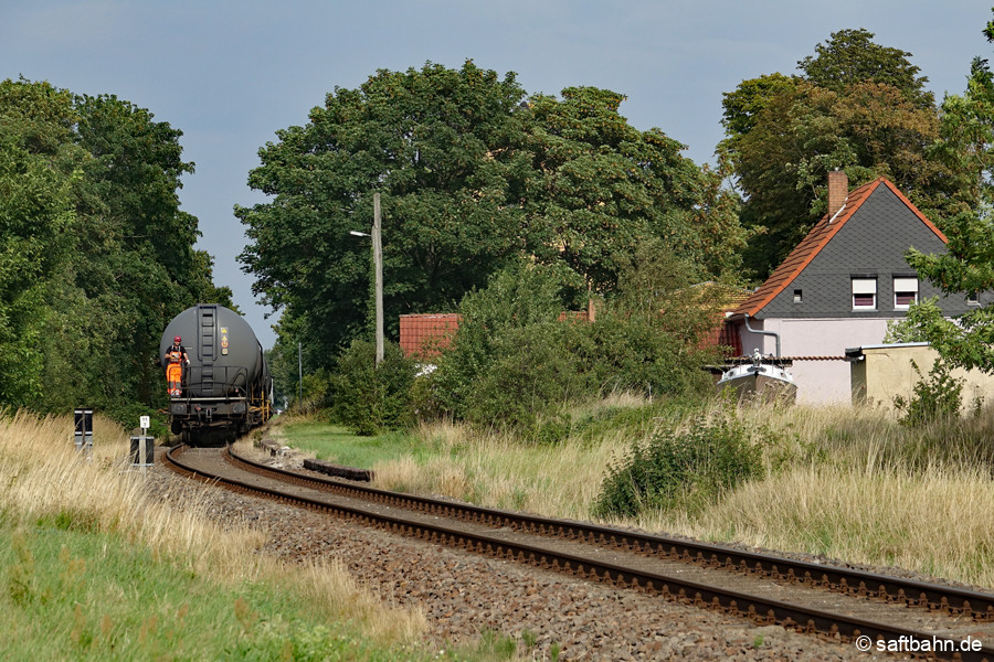 Großzöberitz wird geschoben durchfahren, da kein freies Umlaufgleis in Zörbig verfügbar war.