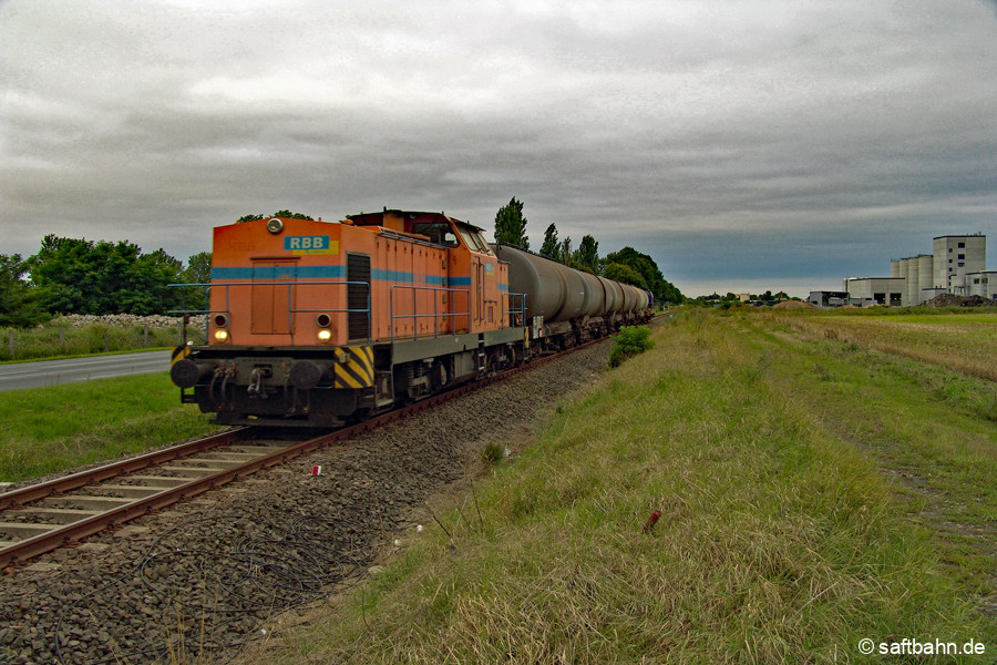 Abtransport der ersten Ethanolwagen am 11.08.2005. Gezogen von Lok V142 und V141 am Schluß.