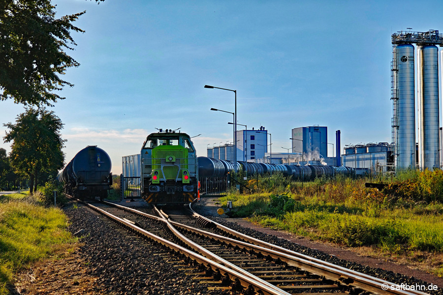 Am Samstagabend, wartet das Bahnpersonal nach Abstellung der Leerwagen auf dem Streckengleis auf die Toröffnung, um Ethanolwagen aus dem Anschlussgleis abzufahren.
