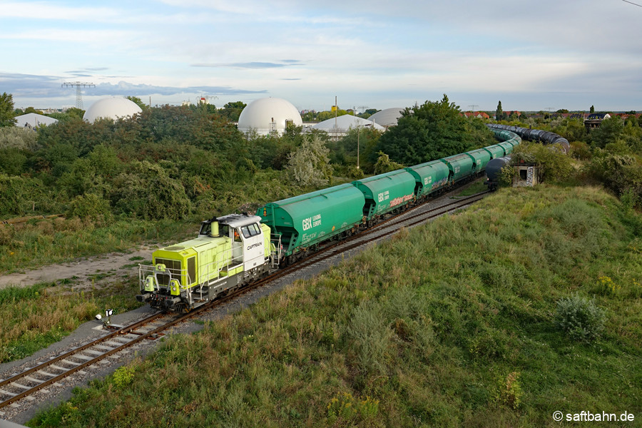 650 089 ist auf dem DB Infra Go Gütergleis unterwegs, welches fast parallel zum Personenzuggleis Bitterfeld - Bitterfeld Nord verläuft.