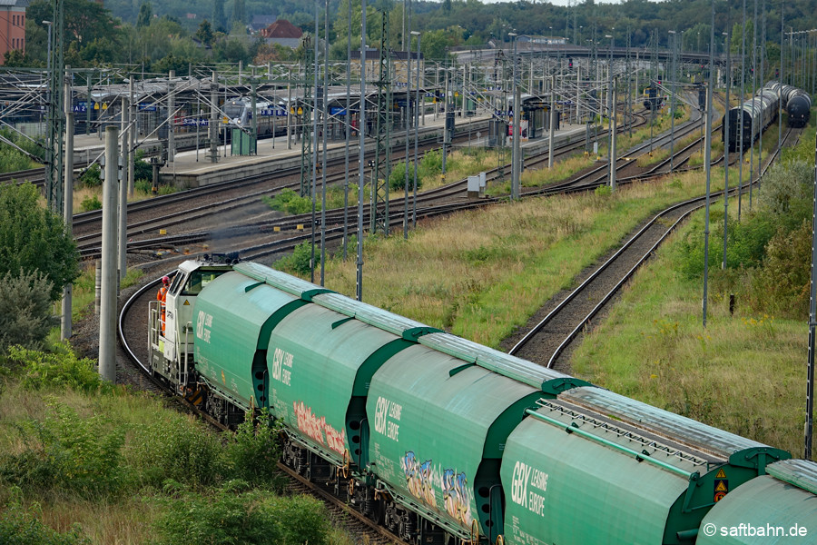 Einfahrt in den Bahnhof von Bitterfeld; signalisiert mit einem Sperrsignal.