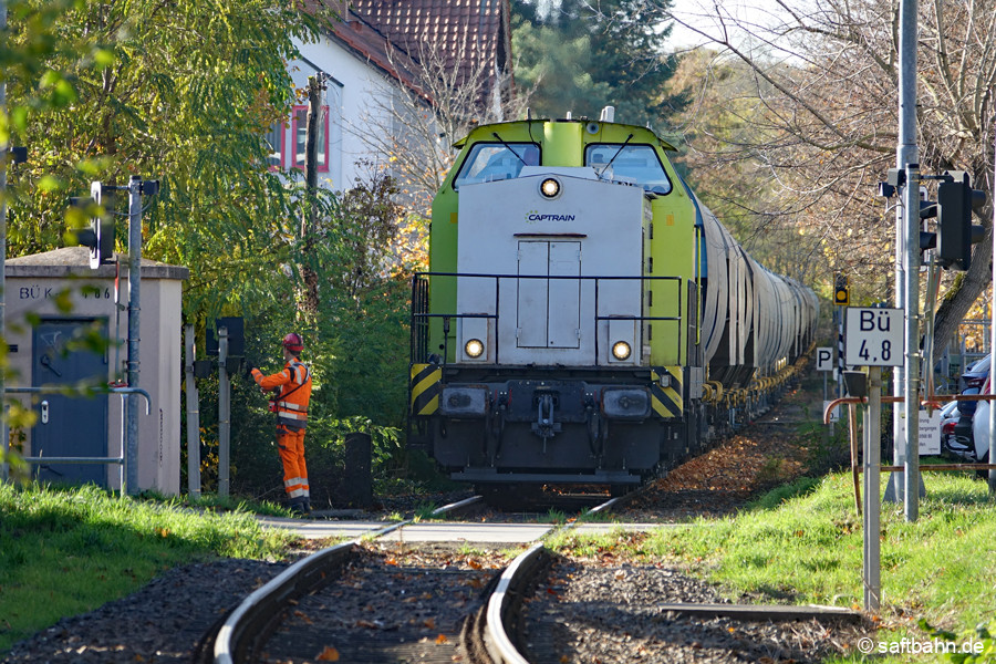 Nach immer müssen die Bahnübergänge in Sanderdorf manuell gesichert werden. In der Steigung im Ortskern von Sandersdorf, muss nach dem Einschalten der Übergangsanlage der Lokkführer Fingerspitzengefühl bei der Wiederanfahrt beweisen.