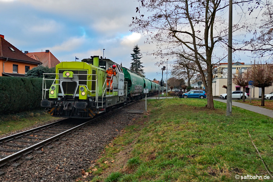 Wiederanfahrt nach dem Einschalten der Bahnübergangstechnik durch den Lokrangierführer.