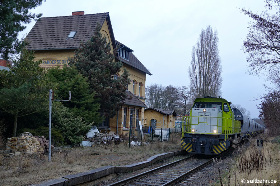 Vorbei am Sandersdorfer Empfangsgebäude gen Heideloh.