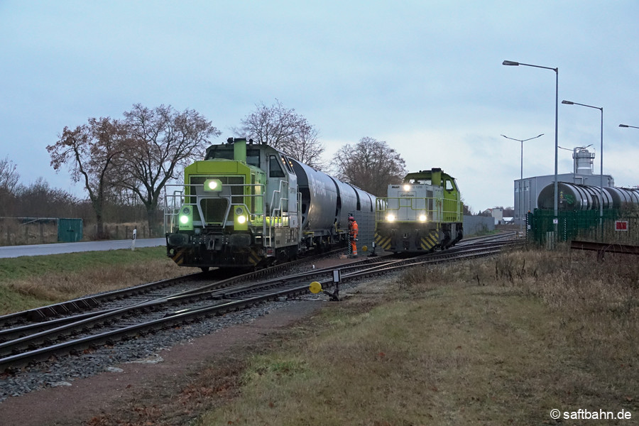 In Zörbig musste die G1206 ausweichen, damit 650 089 den Wagenzug auf dem Stammgleis für die Abstellung durchschieben konnte.