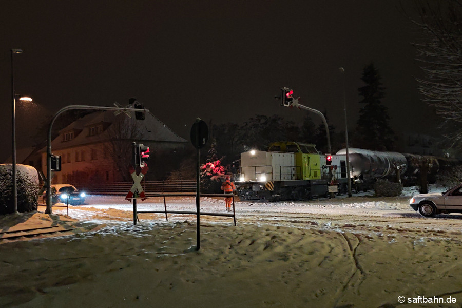 Ortslage Sandersdorf: Geduldig mussten die Verkehrsteilnehmer warten. Die Wiederanfahrt des Ethanolzuges dauerte. Die gestörten Bahnübergänge sind seit Jahren ein betriebliches Hinterniss für den Schienenverkehr.