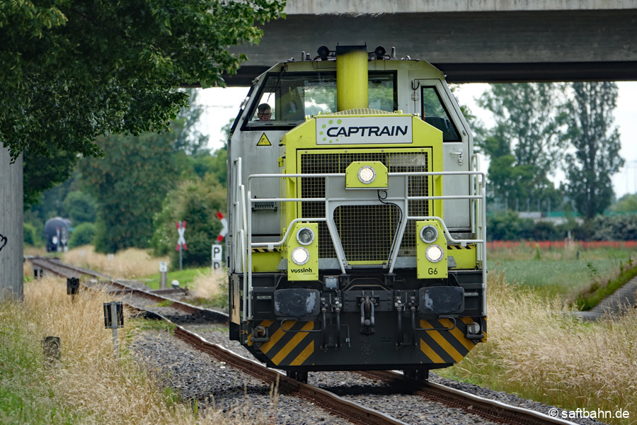 Nach zurücklassen des Wagenzuges (im Hintergrund), fuhr die Lok nach Bitterfeld Nord zurück.