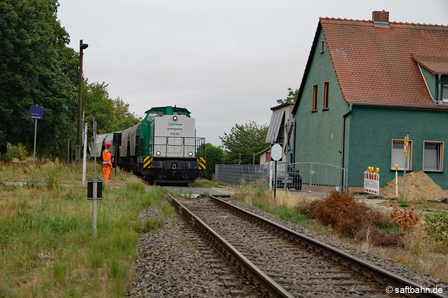 Absicherung des unbeschrankten Bahnübergangs in Heideloh auf der Rückfahrt nach Bitterfeld.