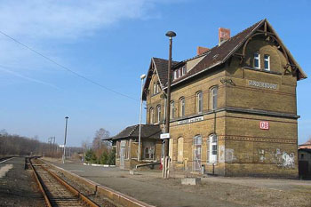 Der Bahnhof Sandersdorf im Jahr 2002. Der angrenzende Güterschuppen wurde zu einem Wohnhaus umgebaut und wird noch immer bewohnt.
