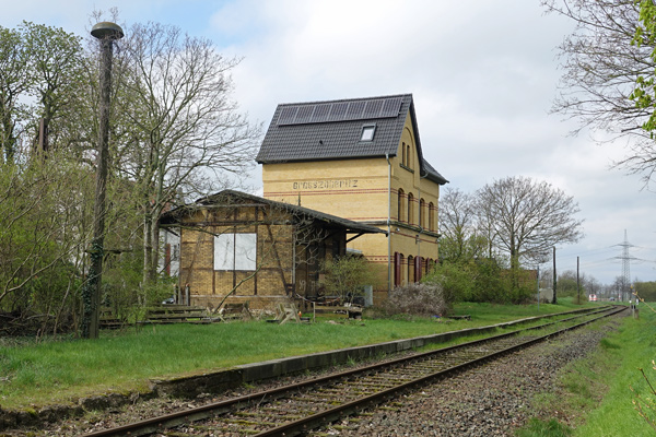 Das restaurierte Empfangsgebäude von Großzöberitz am 20.04.2023