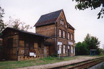 Bis 1995 war der Bahnhof noch bewohnt. Seitdem steht er leer. Er steht bei der Bahn AG zum Verkauf.