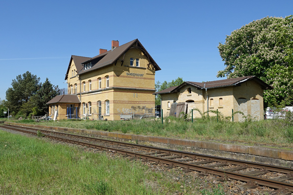 Bahnhofsgebäude am 01.05.2023.