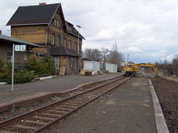 Bahnsteigrückbau am 29.03.2006.