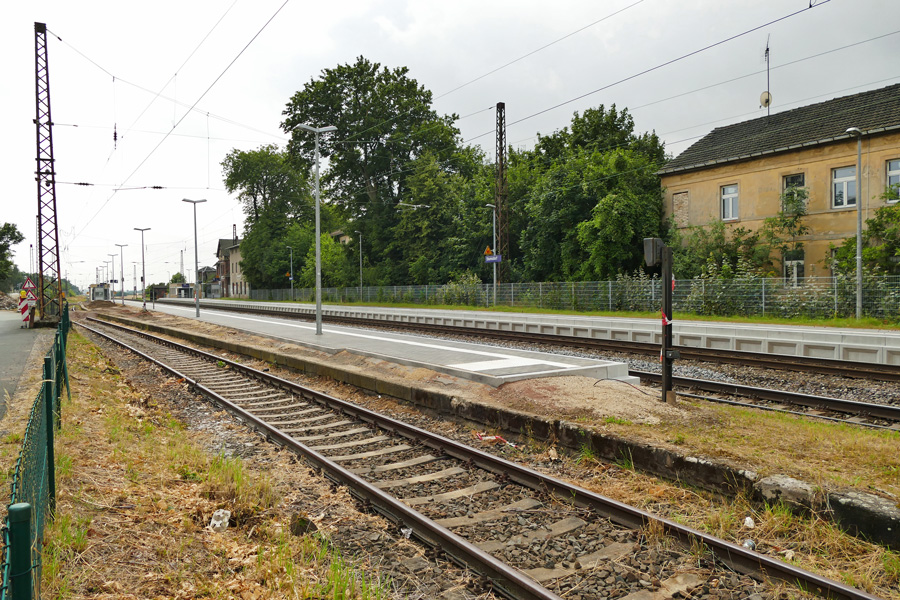Der Fertiggestellte Bahnsteig 2 am 17.07.2016. Zu erkennen die alte Bahnsteigkante zu Gleis 3.