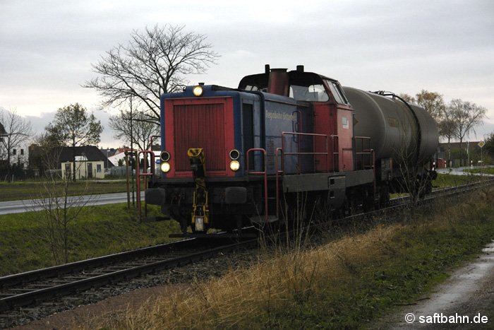 Recht ungewöhnlich sind Einzelwagenfahrten auf der Saftbahn. Am 13. November 2006 befindet sich die Diesellok V133 (RBB) mit einem Leerkesselwagen am Haken auf den Rückweg nach Bitterfeld Nord, um Platz für einen Getreidezug in Zörbig zu machen. Im letzten Tageslicht konnte der Zug in Großzöberitz beobachtet werden.