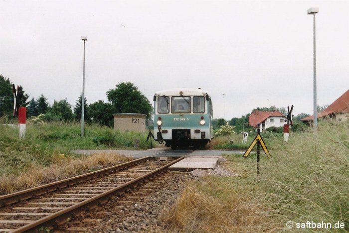 Eine betriebliche Änderung stand im Juni 2002 für den Zugverkehr zwischen Zörbig und Stumsdorf bevor. Ab 10.06.2002 musste der Bahnübergangsposten 21 in Zörbig (Stumsdorfer Straße), trotz einer Blinklichtanlage, zusätzlich mit Posten gesichert werden. Die Geschwindigkeit wurde durch Anordnung des Eisenbahnbundesamtes wegen des starken Straßenverkehrs und der unzureichenden Bahnübergangssicherung auf 