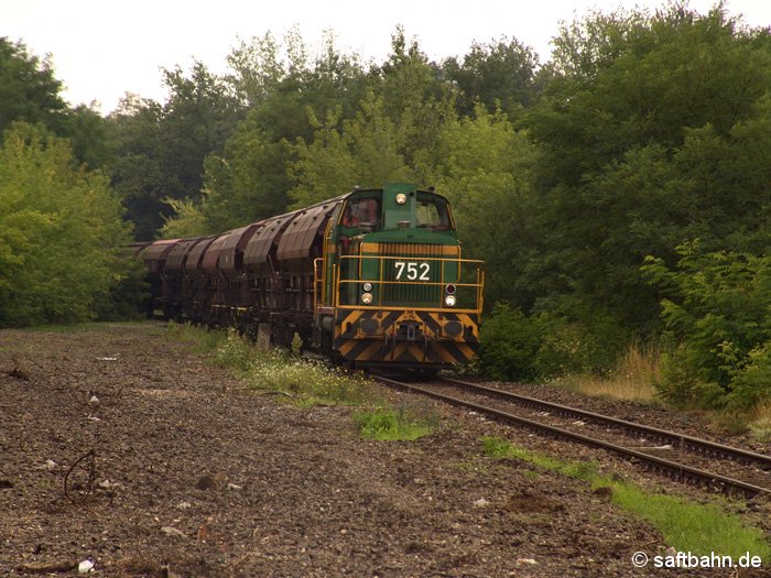 Mit einem Leergetreidezug aus Zörbig, rollt am 10. August 2006 die Diesellok DE 752 in den ehemaligen Bahnhof Sandersdorf ein. Zu diesem Zeitpunkt waren bereits alle Nebengleise abgebaut.