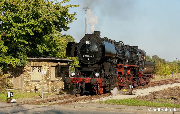 Anlässlich des 111. Bestehens der Eisenbahnstrecke Bitterfeld-Zörbig-Stumsdorf, gelangte am 27.09.2008 die Leipziger Dampflok 52 8154-8 auf die Strecke. Sie zog Sonderreisezüge zwischen Bitterfeld Nord und Zörbig. Auf beiden Endbahnhöfen wurde die Lok umgesetzt. In Zörbig beobachtete R. Jahn die Umfahrung der Lok am Bahnübergang Radegaster Straße (Posten 18) und hielt sie bildlich fest.