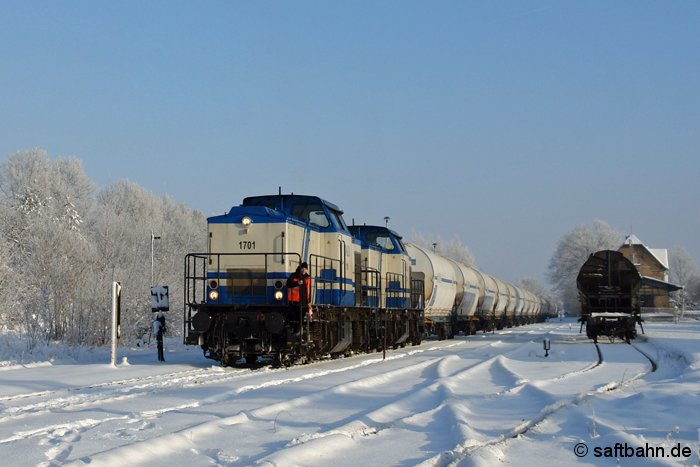 Mit einem Getreidezug zum Zörbiger Industriepark, erreichte gleich zu Beginn des Jahres 2009 ein Güterzug aus Tschechien den reaktivierten Bahnhof Zörbig. Aus betriebstechnischen Gründen mussten für die spätere Zustellung und Entladung zwei Getreidewaggons rangiert werden. Im Einsatz waren hierfür die beiden doppeltraktionsfähigen V100-Loks Nr. 1701 und 1702 der Firma D&D, welche sich am 08.01.2009 auf den Zörbiger-Gleisanlagen durch den Schnee wühlten.