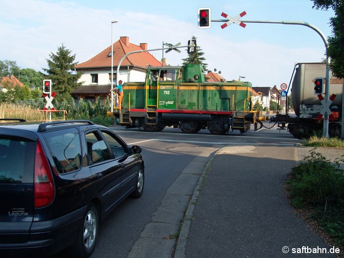 Lange Wartezeiten an den Bahnübergängen in der Ortschaft Sandersdorf gehören seit der Wiederinbetriebnahme der Saftbahnstrecke der Vergangenheit an, da die Sicherungsanlagen vom Schienenfahrzeug aus angesteuert wird. Funktioniert die Ansteuerung nicht, so muss das Bahnpersonal die Bahnübergangstechnik manuell mittels Schlüssel einschalten. So auch am 10.07.2006, als der Triebfahrzeugführer mit Lok 752 vor dem Übergang zwecks Schlüsselung anhalten musste. Nach Inbetriebnahme der Haltelichtanlage hatte die Diesellok alle Achsen voll zu tun, den schweren Zug aus Zörbig wieder in Bewegung zu setzen.   