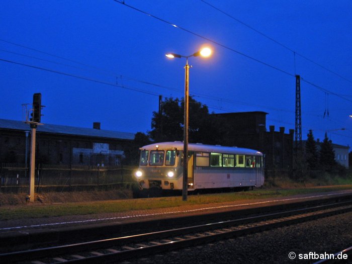 Feierabend-Stimmung im Bahnhof Stumsdorf am 23.08.2000. Nachdem die letzten Fahrgäste am Bahnsteig 3 ausgestiegen sind, wird Triebwagen 772 312-5 nun als Lr 74547 nach Halle Güterbahnhof fahren. Um auf das Ausfahrgleis zu gelangen, muss zuvor der Triebwagen über das Gleis 3N umsetzen.