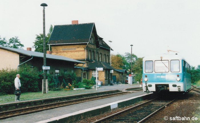 In Sandersdorf ist auf Bahnsteig 2 am 01.09.2000 Triebwagen 771 004-9 als Regionalbahn 37489 aus Bitterfeld eingefahren und muss nun den Gegenzug, in Form eines Triebwagens der Baureihe 628/928 aus Stumsdorf, abwarten. Erst nach dem Triebwagenhalt, durften Reisende aus Sicherheitsgründen den Bahnsteig 2 mit Querung des Gleises 1 betreten. 