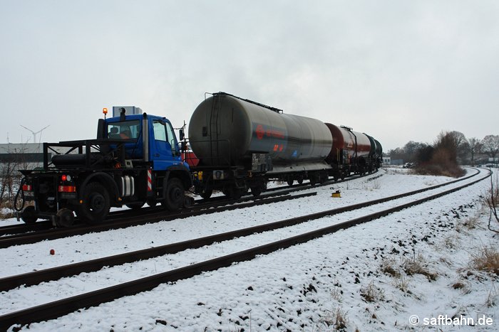Weihnachten am 24.12.2009: Auch an diesem Tag mussten in Zörbig Ethanolwaggons befüllt werden, welche mit dem werkseigenen Zweiwege-Unimog U400 zwischen dem Streckengleis der Befüllanlage und dem Übergabegleis bewegt werden.