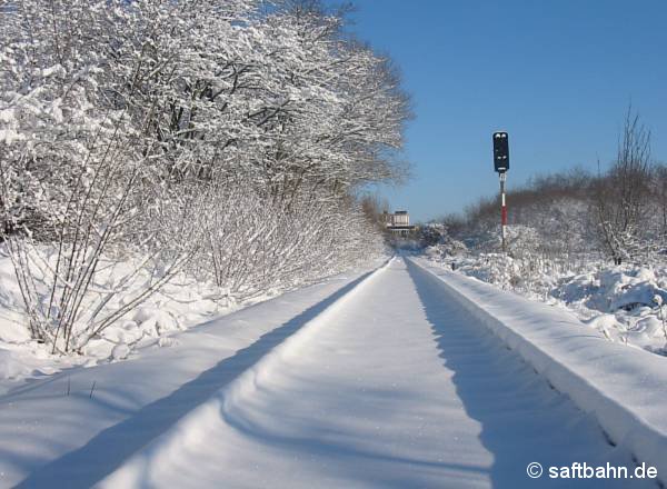 Winterliches Bahnstilleben nahe der Einfahrt Sandersdorf am 31.12.2002: Zu diesem Zeitpunkt war der Bahnverkehr auf der Strecke seit 8 Wochen passé und die Schiene versank unter einer dicken Schneedecke. 