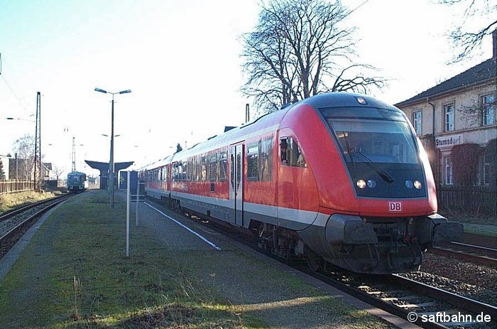 Im Bahnhof Stumsdorf treffen sich am 16.02.2002 der neu eingesetzte Innovationszug der DB Regio nach Magdeburg und die schon in die Jahre gekommene Ferkeltaxe nach Bitterfeld (v.r.n.l.).