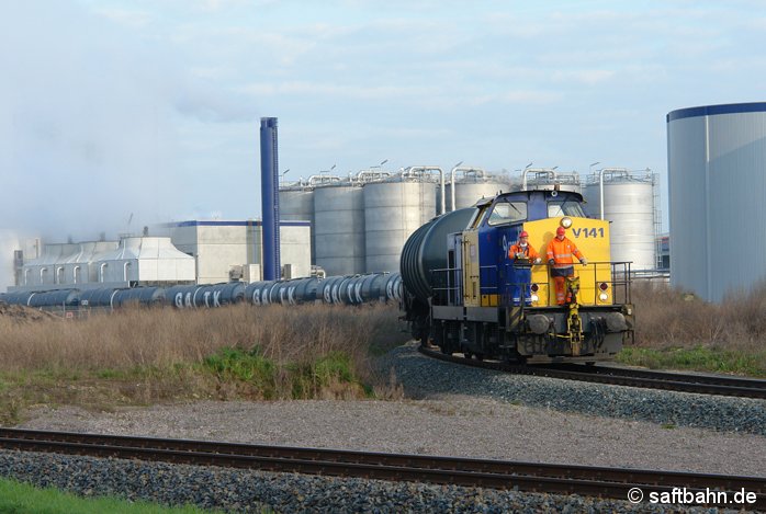 Einen Ganzzug mit Jumbokesselwagen des Wagenvermieters GATX, holte am 23.04.2008 die Diesellok V141 der Regiobahn Bitterfeld am Zörbiger Friedhof ab. Der Umweg führte dabei durch das Verbio-Werksgelände, da das Streckengleis mit Leerkesselwagen zugestellt war.