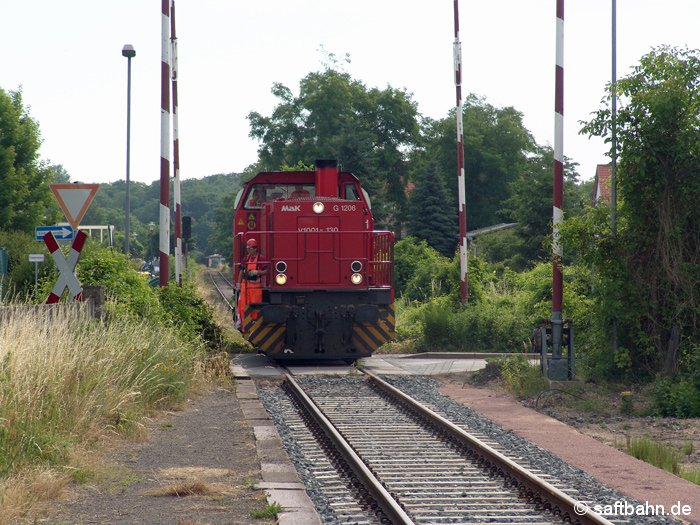 Anlässlich einer Streckenbefahrung mit Vertretern der Landeseisenbahnaufsicht, gelangte am 29.05.2005 erstmalig seit November 2002 wieder ein Schienenfahrzeug auf die Saftbahnstrecke. 
Am Vormittag des genannten Tages ist eine G1206, die damals die Regiobahn Bitterfeld nutzte, in Sandersdorf auf den Weg nach Zörbig unterwegs und hat gerade den Außer Betrieb genommenen Bahnübergang in der Bahnhofsstraße überquert.