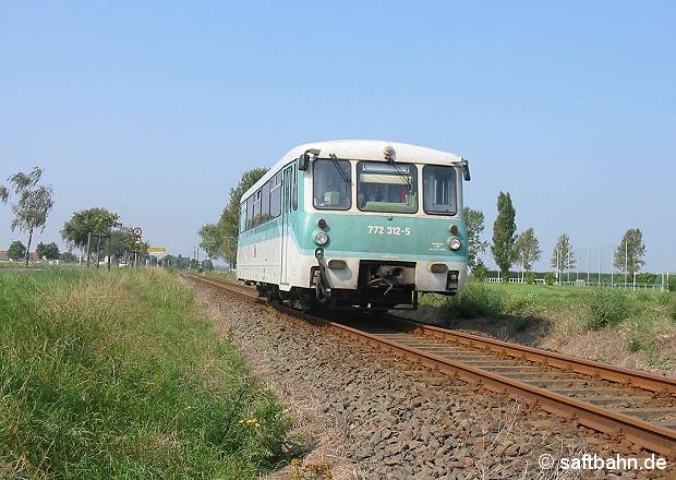 Ihre Pendelrunden zwischen Bitterfeld und Stumsdorf drehte am 25.08.2002 die Ferkeltaxe 772 312, welche hier bei Großzöberitz dem Bedarfshaltepunkt Heideloh ansteuert.