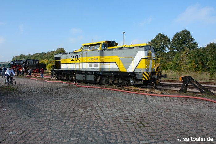 Anlässlich des 111. Bestehens der Saftbahn, welches am 27.09.2008 mit einem Streckenfest begangen wurde, gelangte auch 203 001-3 nach Zörbig. Abgestellt vor einem Prellbockgleis wartet sie auf den Einsatz am späteren Abend, um zwei Reisezugwagen nach Klostermansfeld zu überführen.