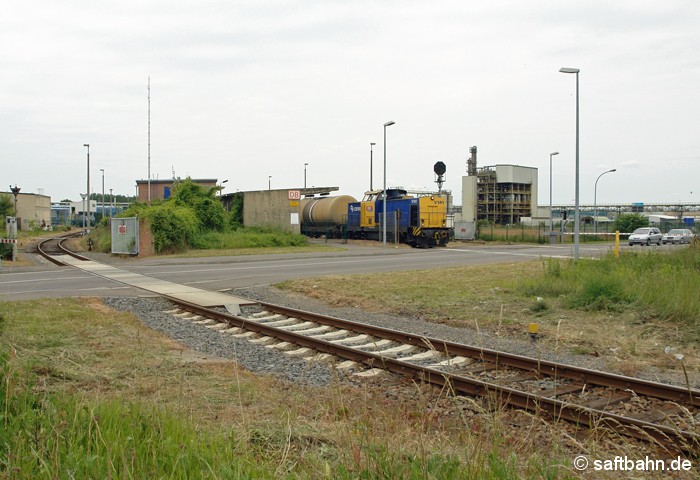 Nach kurzzeitiger Abstellung des zuvor aus Zörbig abgeholten Ethanolzuges, hat Lok V141 (293 901-5) der Regiobahn den Zug in Bitterfeld Nord am 06.06.2009 wieder an den Haken genommen und rangiert diesen nun zur Verwiegung auf den Rangierbahnhof des gleichnamigen Unternehmens.