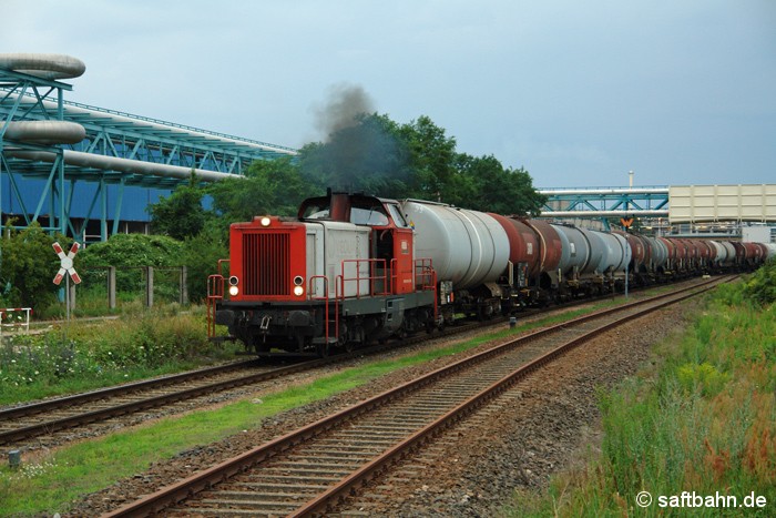 Am Abend des 13. Juli 2011 bringt Lok V133 der Regiobahn den Zörbiger Kraftstoffzug zum Bahnhof Bitterfeld. In Bitterfeld Nord verlässt dieser gerade den dortigen Rangierbahnhof, nachdem die Wagen verwogen wurden.