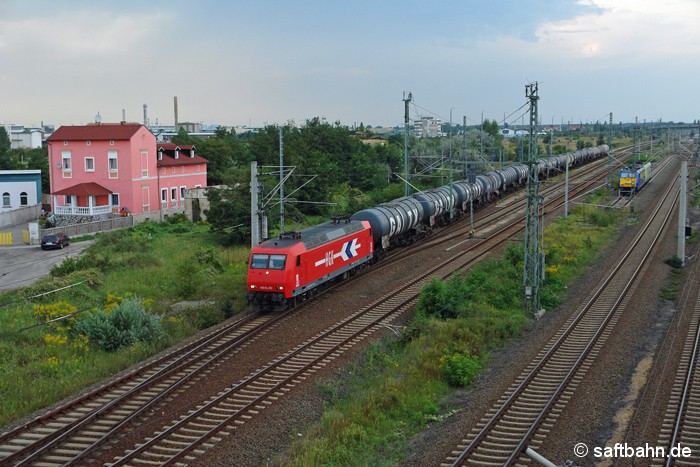 Ausfahrt hat am Abend des 23.08.2011 die HGK Lok 145-CL 012 mit dem Zörbiger Schnapszug in Bitterfeld erhalten. Der Zug war für eine Raffinerie in Süddeutschland bestimmt, um daraus das Benzingemisch E5/E10 herzustellen.