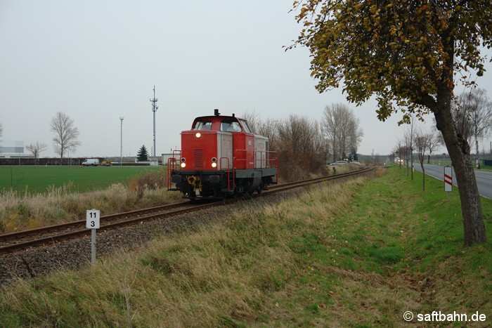 Einzelfahrende Lokomotiven sind auf der Saftbahnstrecke selten zu beobachten. Am 14.11.2008 war das anders: Lok V133 war am Nachmittag des besagten Tages aus Bitterfeld nach Zörbig unterwegs, um einen Getreidezug aus dem Anschlussgleis der heutigen Verbio AG abzuholen. Kurz vor Großzöberitz konnte diese Aufnahme mit dem spätherbstlichen Apfelbaum aufgemommen werden.