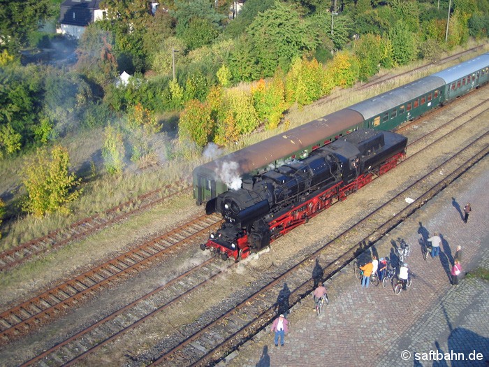 Jubiläum: 111 Jahre Saftbahnstrecke am 27.09.2008.
Dampflok 52 8154-8 des Eisenbahnmuseums Bayrischer Bahnhof Leipzig, zogan dem Tag einige Personensonderzüge zwischen Bitterfeld und Zörbig. Im Bahnhof Zörbig konnte sie in luftiger Höhe beim umlaufen der Personenzugwagen beobachtet werden.