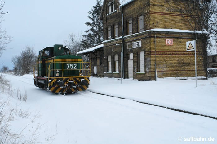 Winter pur: Auf den Weg nach Zörbig fährt am 05.01.2009 die DE 752 am leerstehenden Bahnhofsgebäude von Großzöberitz vorüber. 

Die Lok kam zu dieser Zeit bis zu ihrer Rückgabe an die Dortmunder Eisenbahn, im Rangierdienst bei der Regiobahn Bitterfed zum Einsatz. An diesem Wintertag gelangte sie auf die Strecke, um in Zörbig eine Kesselwagengruppe abzuholen. 