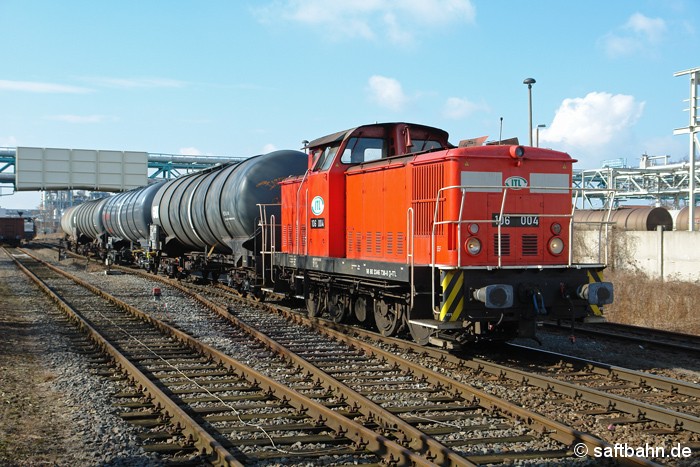 Am 25.02.2015 rangiert 106 004 (V60 Ost), welche durch die Regiobahn Bitterfeld Berlin GmbH von der ITL angemietet wurde, einen Leerkesselzug vom Bahnhof Bitterfeld kommend zum Betriebsbahnhof Bitterfeld Nord.  