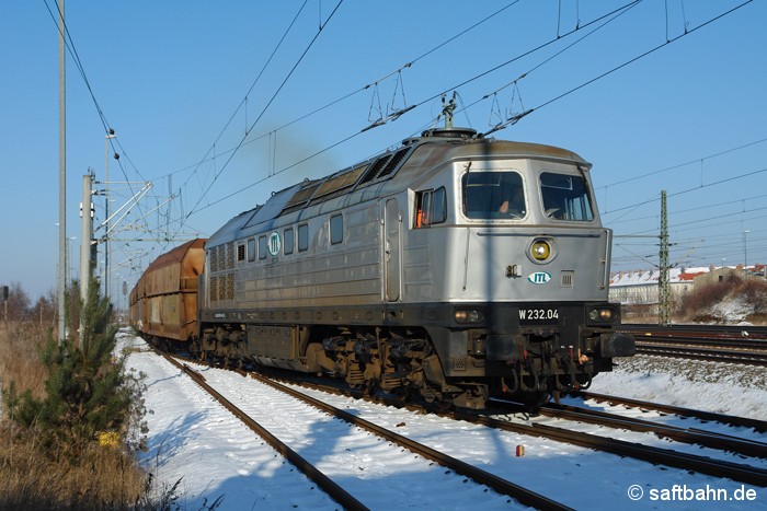 Mit einem kurzen Leerkohlezug nach Profen verlässt am 02.02.2012 W232.04 der ITL den Bahnhof Bitterfeld.