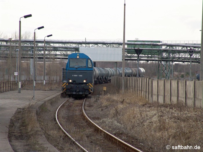 Eine seltene Bedienfahrt am 28.03.2006 mit einer G2000 auf der Saftbahnstrecke: Sie holte in Zörbig Thura Mark einen Kesselzug mit Industriealkohol ab. Auf der Aufnahme fährt sie gerade in Grube Antonie (Bitterfeld Nord) ein und wird den Zug in wenigen Augenblicken zur Waggonverwiegung in den Rangierbahnhof der Regiobahn Bitterfeld bringen. 