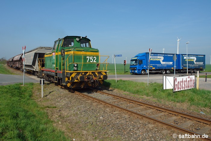 Schienengüterverkehr hat Vorrang: Zumindest war es so am 14.04.2009, als ein Getreidezug aus Zörbig mit DE 752 der Regiobahn Berlin Bitterfeld (RBB) den unbeschrankten Bahnübergang in Großzöberitz vor einem Lkw passierte. 