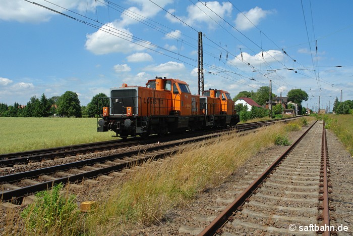 Die Bahninfrastruktur im Bahnhof Stumsdorf wird sich im Zuge des neuen Elektronischen Stellwerkes bis Ende 2017 verändern.  Neben neuen Oberleitungsmasten sowie Gleisoberbau, erfolgt leider auch der Rückbau / Abbindung  von nicht mehr benötigten Weichen und Nebengleisen. 
Am 12.06.2014 zogen die beiden BBL-Loks 214 027-5 und 214 025-9 am Zörbiger-Einfahrgleis  (rechts) vorbei, welche aus Richtung Magdeburg den Bahnhof Stumsdorf passierten. Um Baufreiheit für die neuen Oberleitungsmasten zu haben, demontierte man das Gleis auf mehreren hundert Metern.