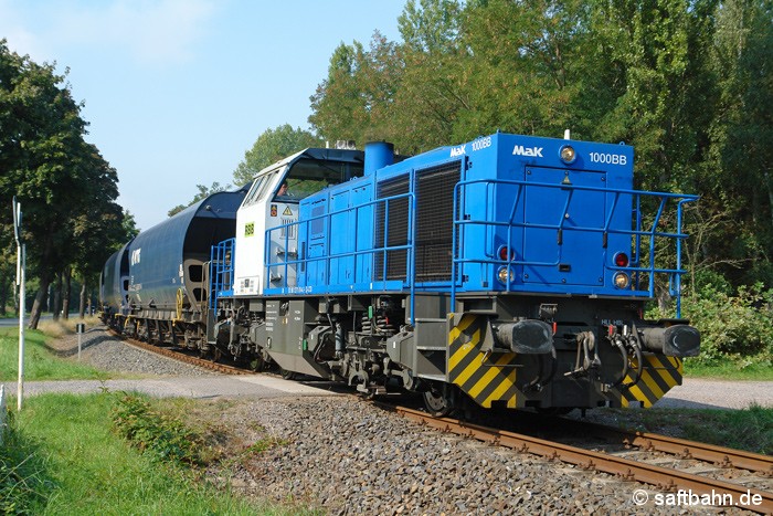 Mit einem VTG-Leergetreidezug aus Zörbig, befährt am 11.09.2015 die G1000 (271 014-3) der Captrain Deutschland, welche die Regiobahn Bitterfeld-Berlin zu dieser Zeit nutzte, den unbeschrankten Bahnübergang am Sandersdorfer Strandbad. 