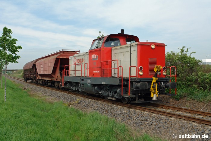 Recht überschaubar war das Anhängsel von Lok V133 am Vormittag des 28.04.2009: Mit zwei leeren Getreidewagen war die Lok aus Zörbig Thura Mark bei Heideloh unterwegs. 